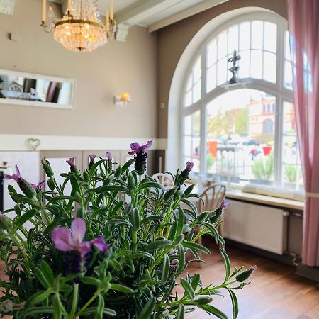 Zum Weissen Haus Hotel Schwerin  Exterior photo
